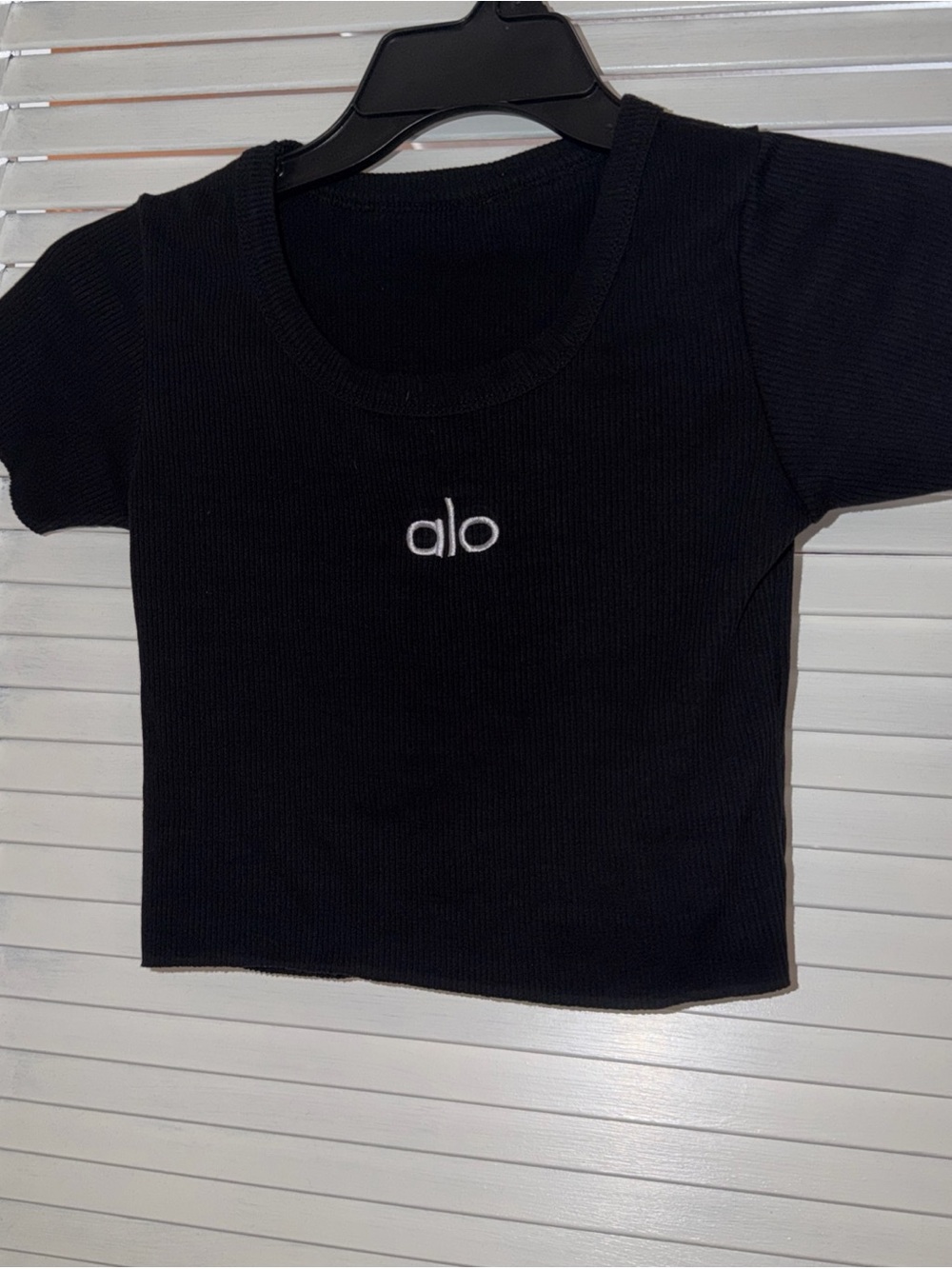 ALO Yoga Cropped Women's Black Ribbed Cotton Logo Short Sleeve Top Small - Picture 3 of 3